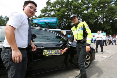 深圳：“围剿”开车打手机